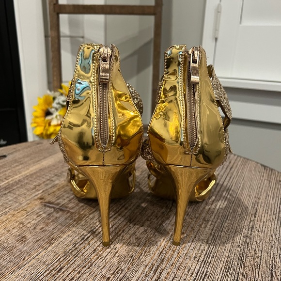 Custom ordered gold stiletto heels - Picture 3 of 10